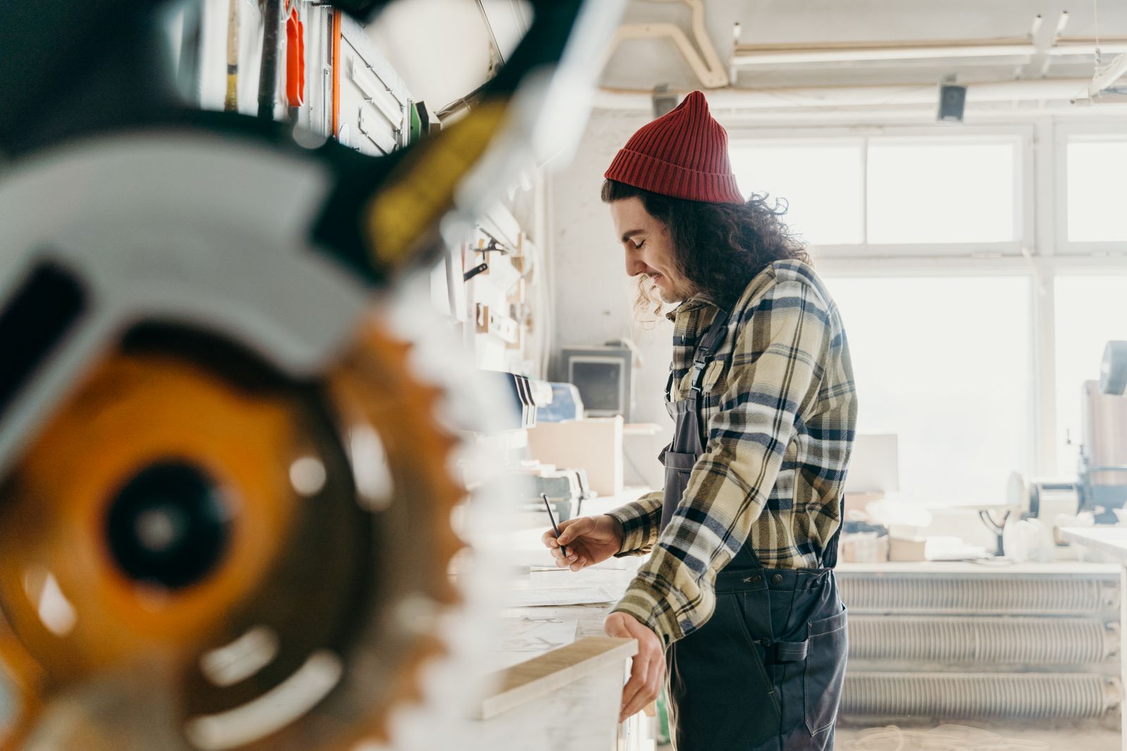 Handwerker bei der Arbeit in einer Tischlerei